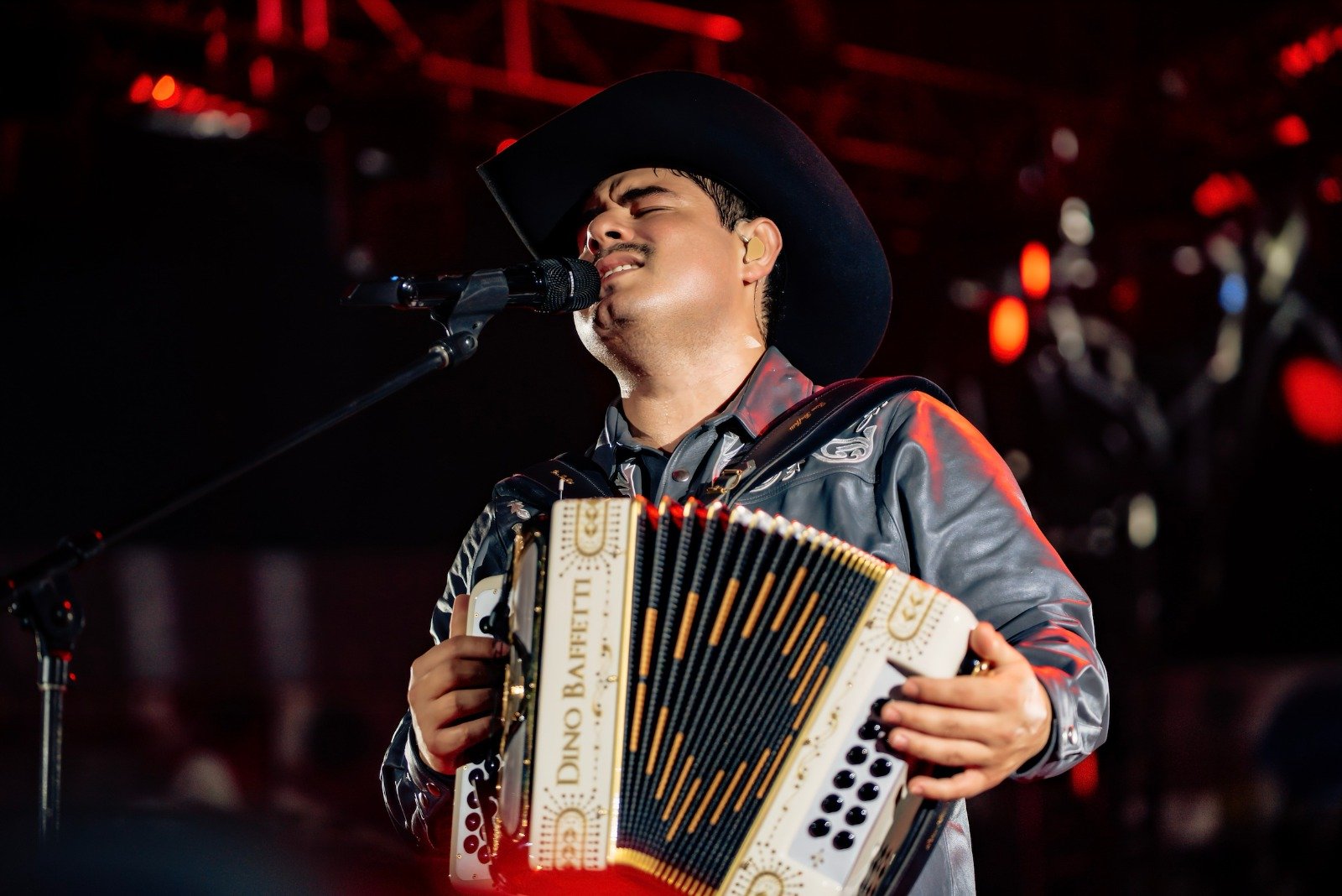 Alfredo Olivas en vivo